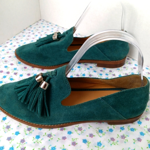 Franko Sarto Green Suede Flats Size 7 moccasins Tassel Gold Hardware - Picture 2 of 9